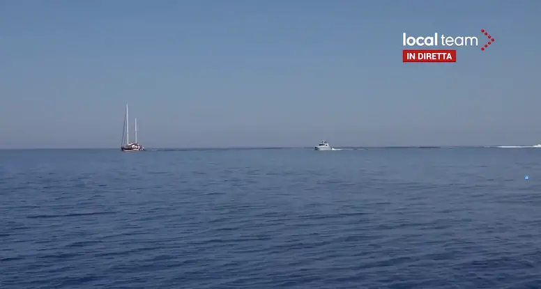 Il veliero Alex dell'ong Mediterranea fa rotta verso Lampedusa