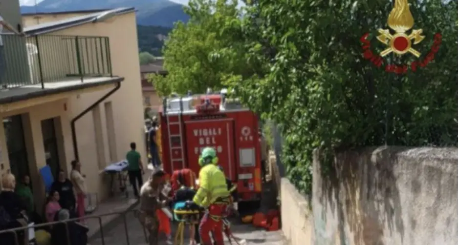 Auto piomba nel giardino di un asilo: “Marcia tolta inavvertitamente\"