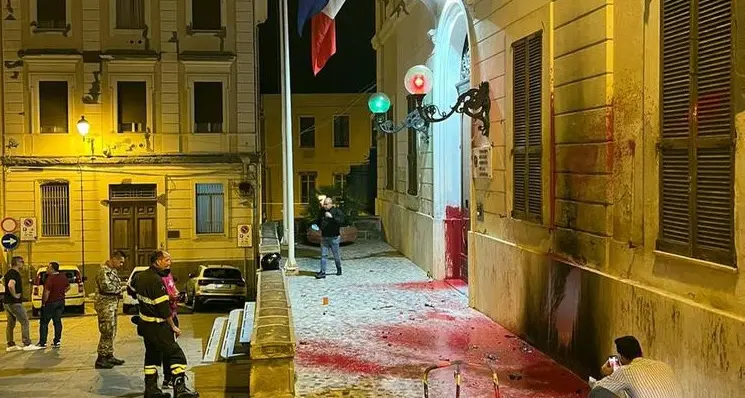 Cagliari: molotov contro l’ingresso del Comando Esercito Sardegna