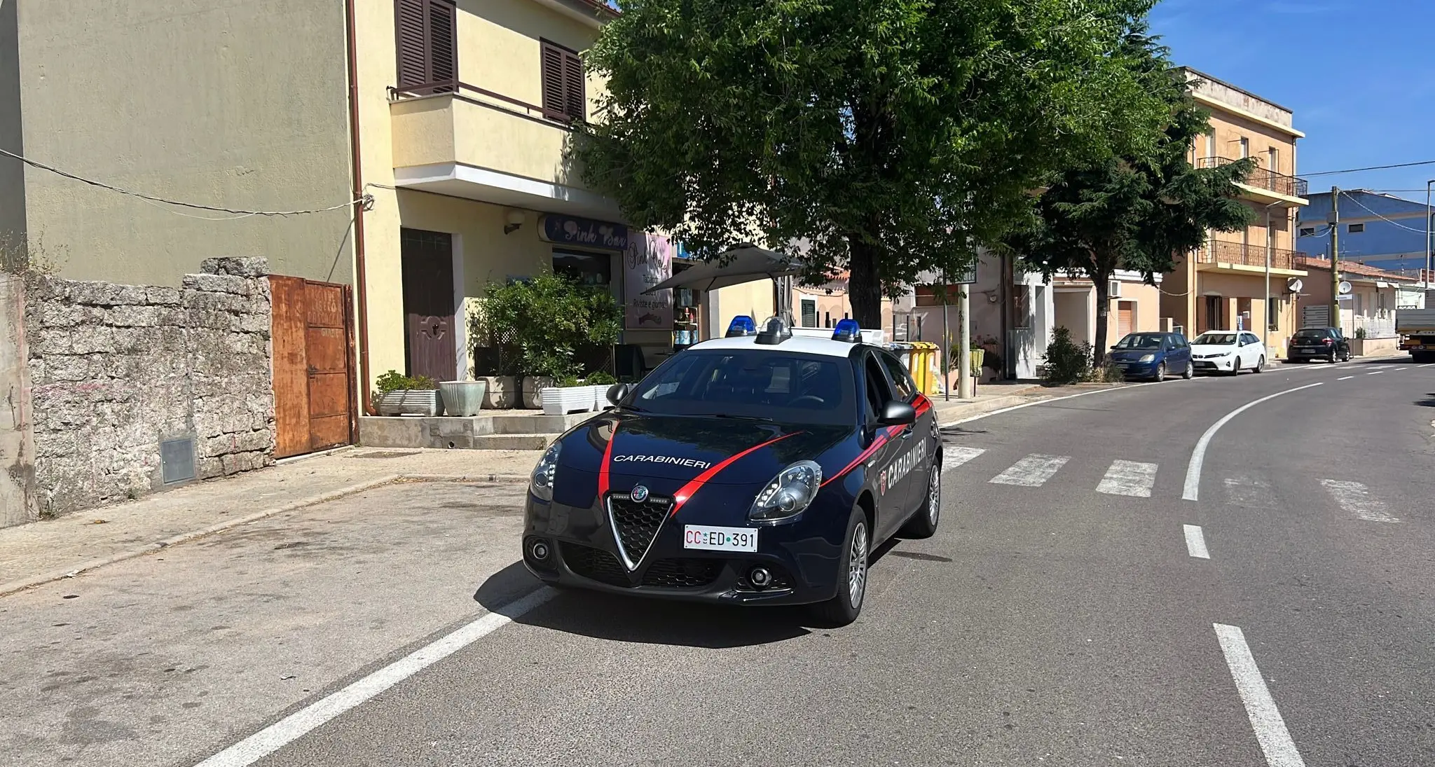 Tempio. Rapina nel bar di Bassacutena, titolare spara e ferisce un malvivente: i Carabinieri fermano tre persone