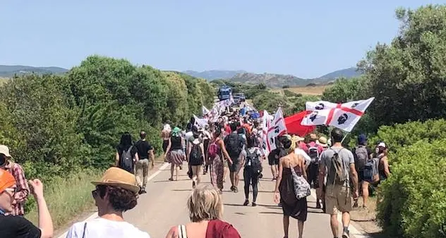Teulada. Corteo di 600 persone contro le esercitazioni Nato in Sardegna