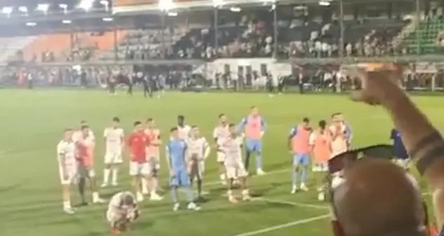 \"Ne dovevate fare uno!\". Fischi e insulti ai giocatori del Cagliari | VIDEO