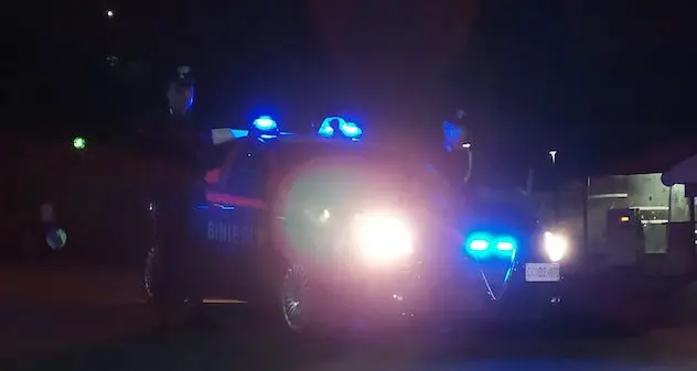 Ussana. Va a sbattere su un'auto parcheggiata e poi si ribalta: era ubriaco