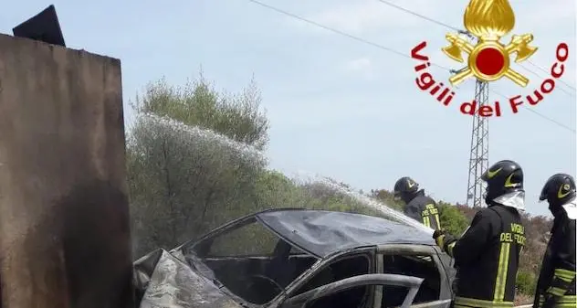 Si schianta contro il pilastro di un ponte: autista esce in tempo dall'auto avvolta dalle fiamme