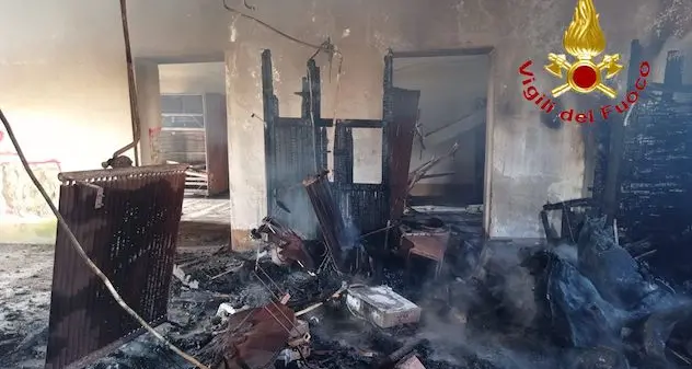 Nuoro. Fiamme in vecchio mulino Gallisai, due le piste seguite dai carabinieri