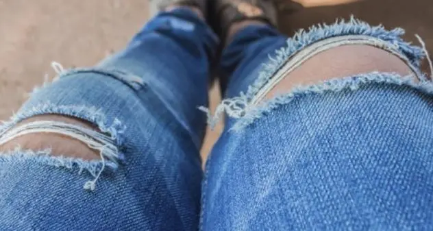 Studentessa va a scuola con jeans strappati, la vicepreside li copre con lo scotch