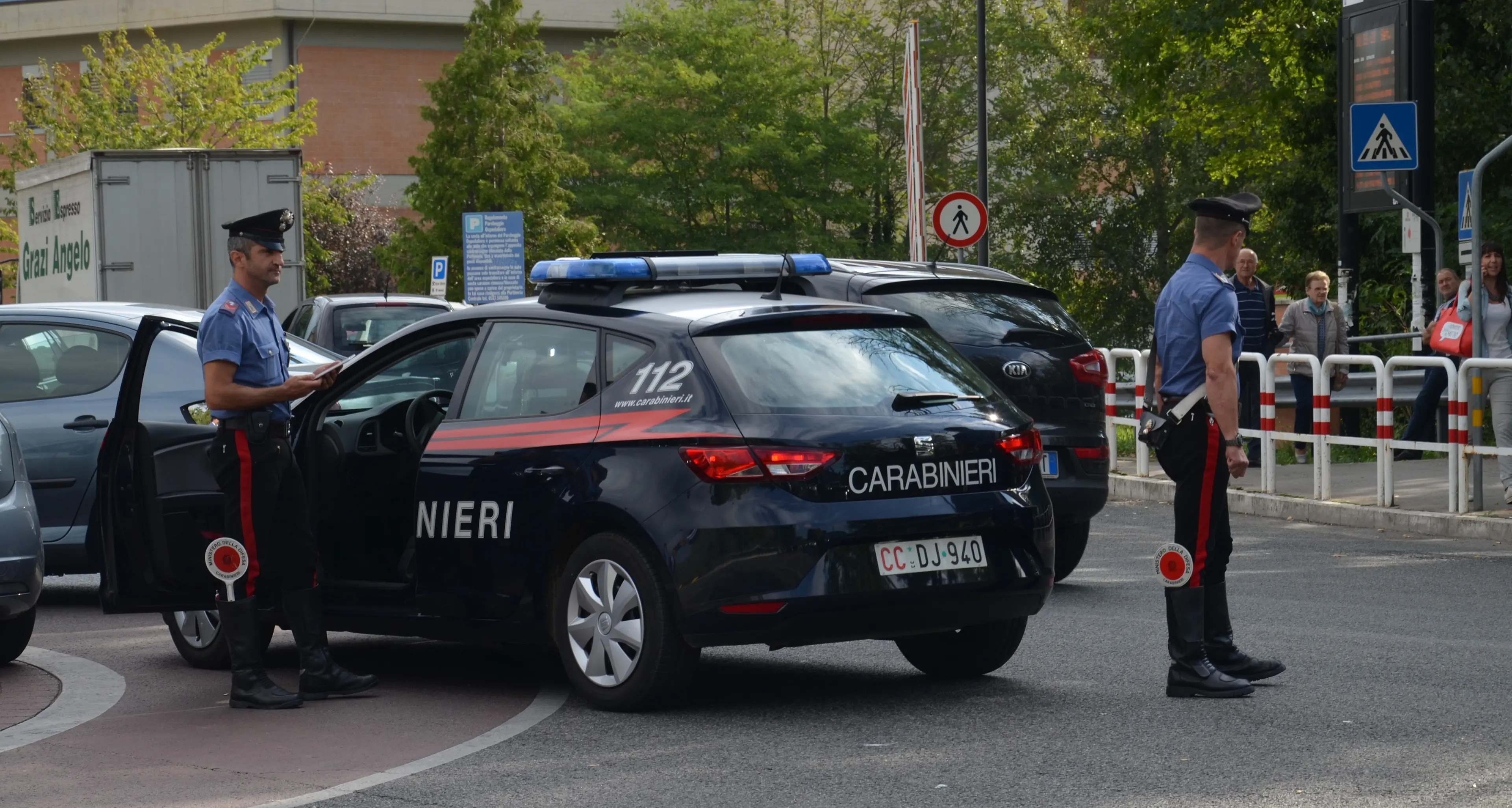 Escono dal centro di accoglienza di Monastir per andare a rubare vestiti e bevande: denunciati tre algerini