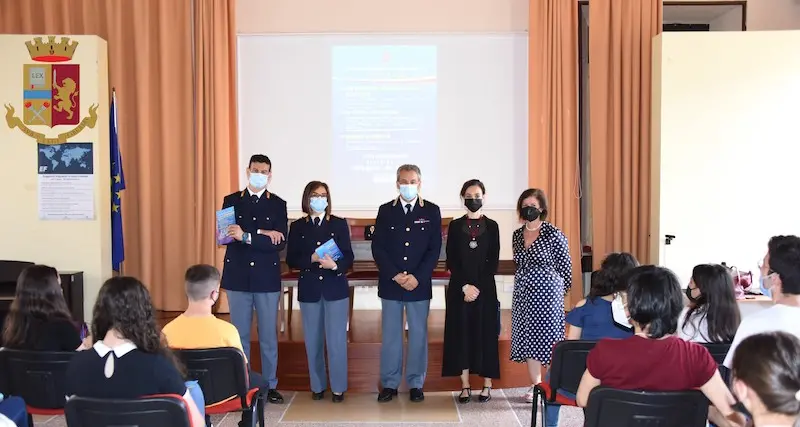 Nuoro. Giornata internazionale dei bambini scomparsi: la Polizia ne parla con gli studenti