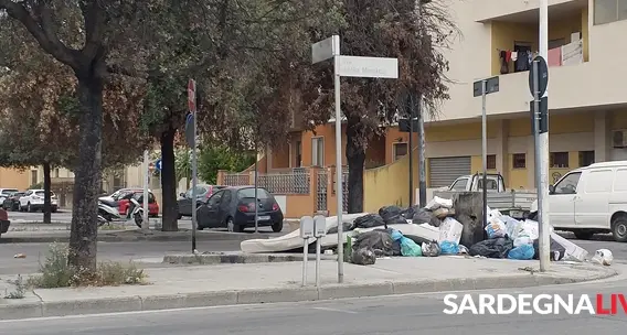 Via della Musica come Is Mirrionis, San Michele e Sant’Elia: rifiuti in strada, regna l’anarchia