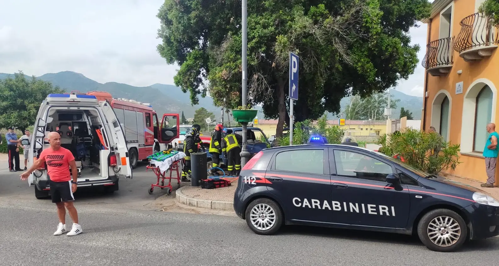 Villaputzu. Si schiantano contro un albero: feriti un uomo di 92anni e una donna di 82