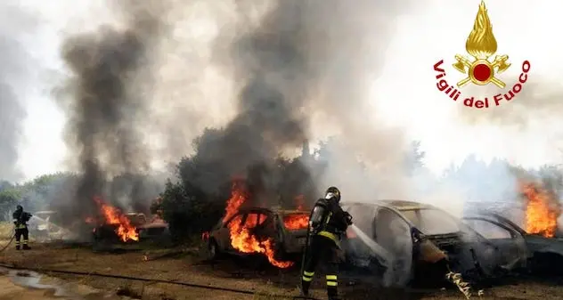 Sestu. Vasto incendio di sterpaglie, nove auto distrutte