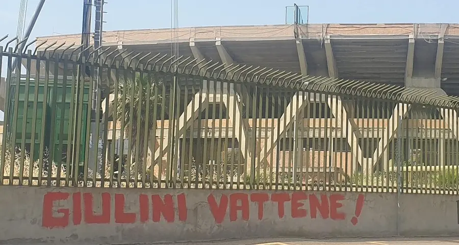 Ultras in rivolta a Cagliari, scritte fuori dallo stadio: \"Giulini vattene\"