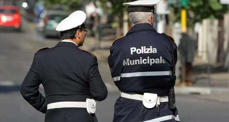 Milano. Multa donna e le mostra dito medio, vigile arrestato