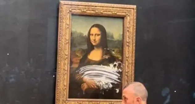 Louvre, visitatore tira una torta contro la Gioconda