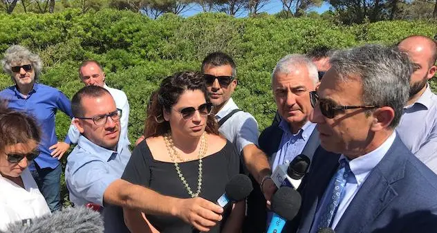 Posidonia. Il ministro Costa ad Alghero: sopralluogo nei siti di stoccaggio | VIDEO