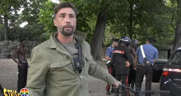 Brumotti accerchiato dai pusher durante un servizio per Striscia
