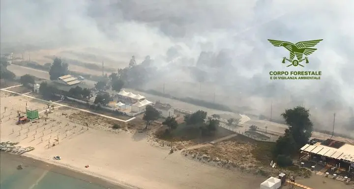 Incendi in Sardegna, mezzi aerei della Forestale in azione. Grave la situazione a Tortolì