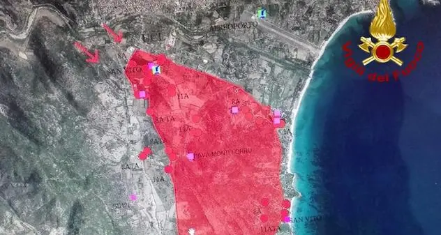 Vasto incendio a Tortolì: proseguite tutta la notte le operazioni di spegnimento