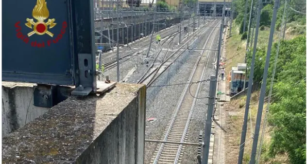 Treno ad Alta Velocità esce dai binari a Roma, linea bloccata e ritardi