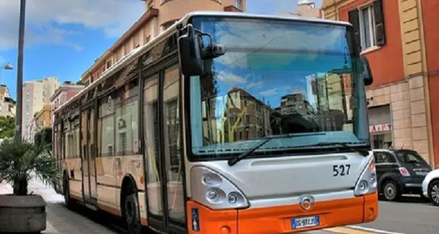 Sassaiola contro bus del Ctm