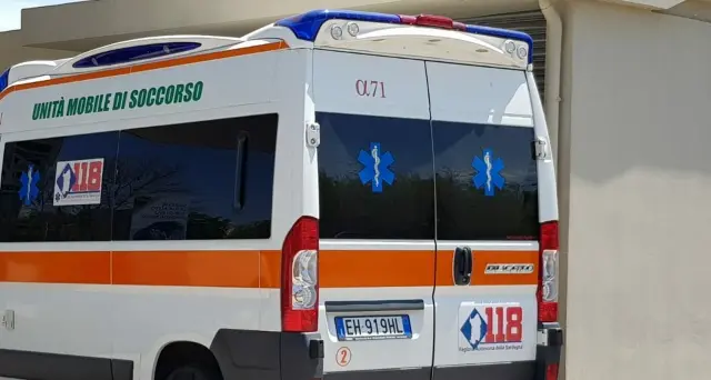 Anziano 72enne trovato morto dalla moglie nel cortile di casa