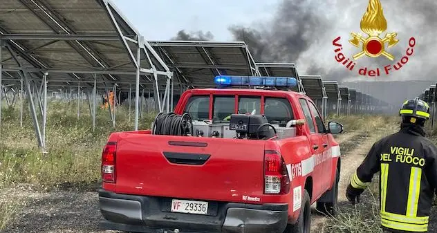 Ottana. In fiamme cinque ettari nell’impianto fotovoltaico