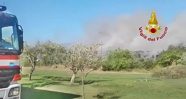 Fiamme anche a Sant’Isidoro, in fumo macchia mediterranea nei pressi del Diverland