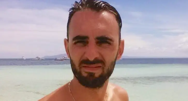 Cameriere sardo travolto e ucciso dalla polizia spagnola: “Portata via una bottiglia di vodka dall’auto degli agenti”