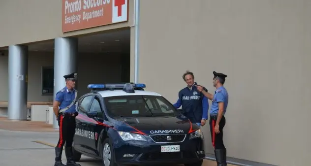 Cagliari. Soccorre una paziente in casa e le ruba portafogli e cellulare