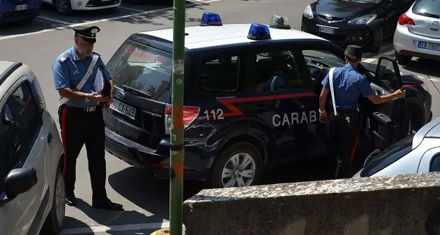 Carloforte. Sorpreso dai carabinieri in giro nonostante domiciliari: li strattona e cerca di fuggire