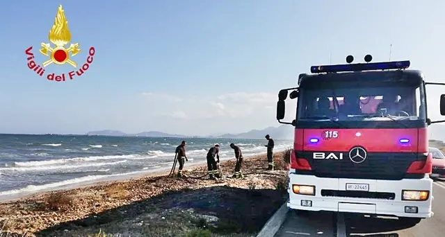 Ancora gli strani roghi sulle alghe a Giorgino, sul posto i Vigili del Fuoco