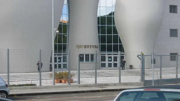 La Questura di Sassari si illumina di arancione contro la violenza di genere