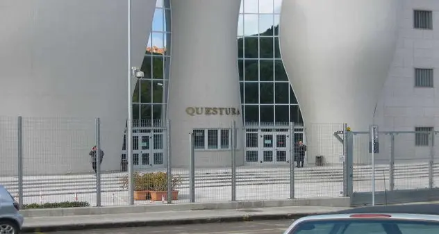 La Questura di Sassari si illumina di arancione contro la violenza di genere