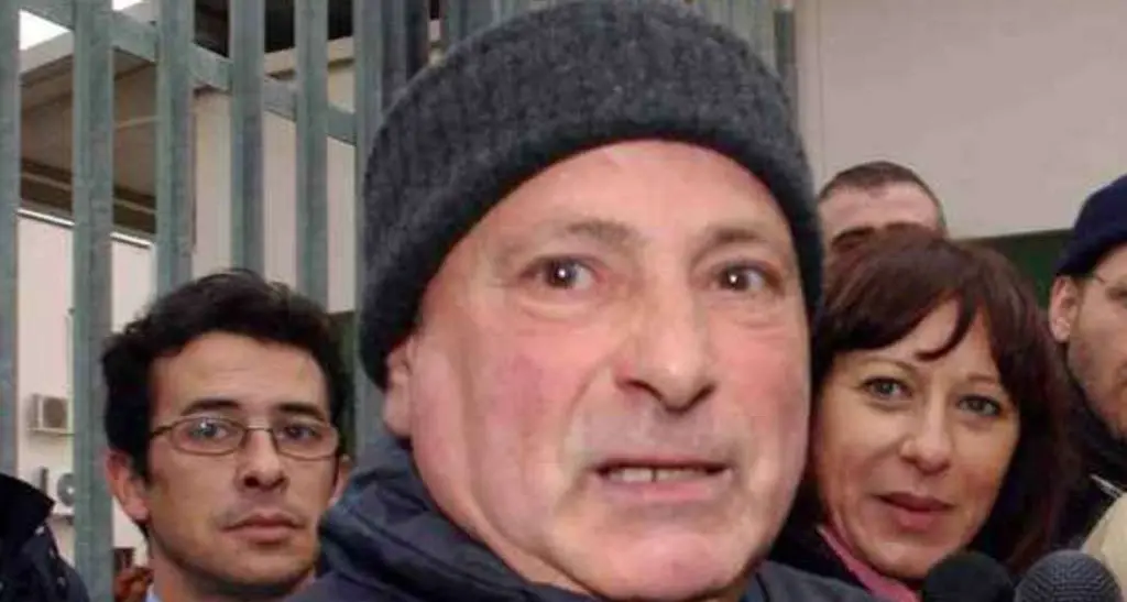 Quella Porsche Cayenne rubata e poi bruciata. La telefonata del ladro a Mesina: \"Scusa Grazianeddu, non sapevo fosse tua\". Niente di vero, è stata tutta una messa in scena.