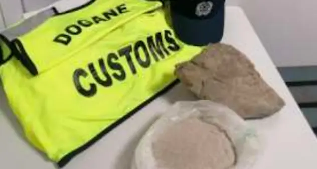 Alghero. Turista norvegese fermato in aeroporto con sabbia e sassi rubati
