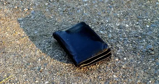 Consegna portafogli in Questura, ma dentro ci sono 2 dosi di cocaina: segnalato proprietario