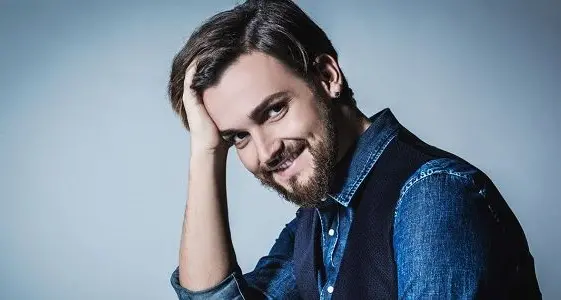 Valerio Scanu scambiato per Marco Carta e insultato per il presunto furto di magliette