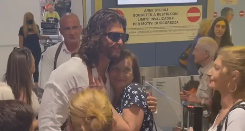 “Sei bellissimo”, fan attendono Can Yaman all’aeroporto di Cagliari. VIDEO