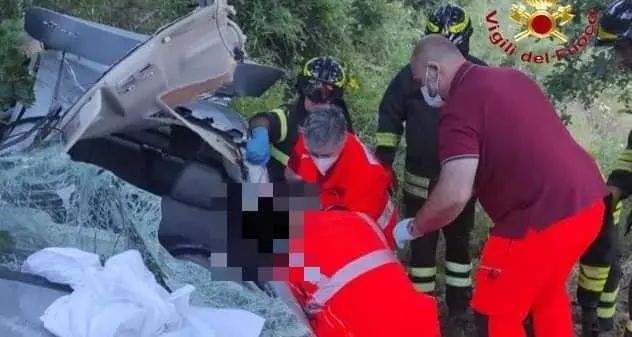 Esce fuori strada e precipita in scarpata: grave giovane di Arzana