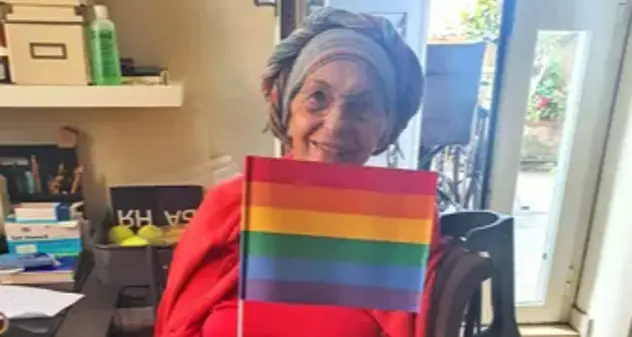 Bonino con la bandiera arcobaleno: \"Dove marcia il Pride scoppia la pace”