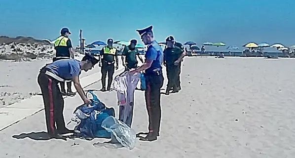 In spiaggia fioccano i controlli dei Carabinieri sulla merce contraffatta. Sequestrati occhiali, indumenti e giocattoli pericolosi