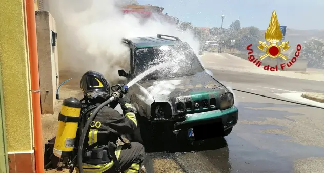 Sinnai. Auto in sosta va a fuoco