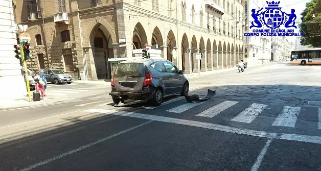 Tampona un’auto e scappa, è caccia al pirata della strada