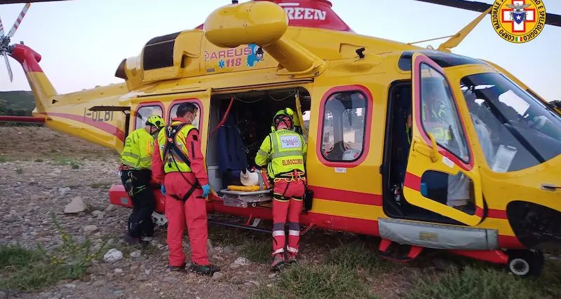 Urzulei. Recuperato e salvato lo speleologo infortunato nella grotta S’Edera