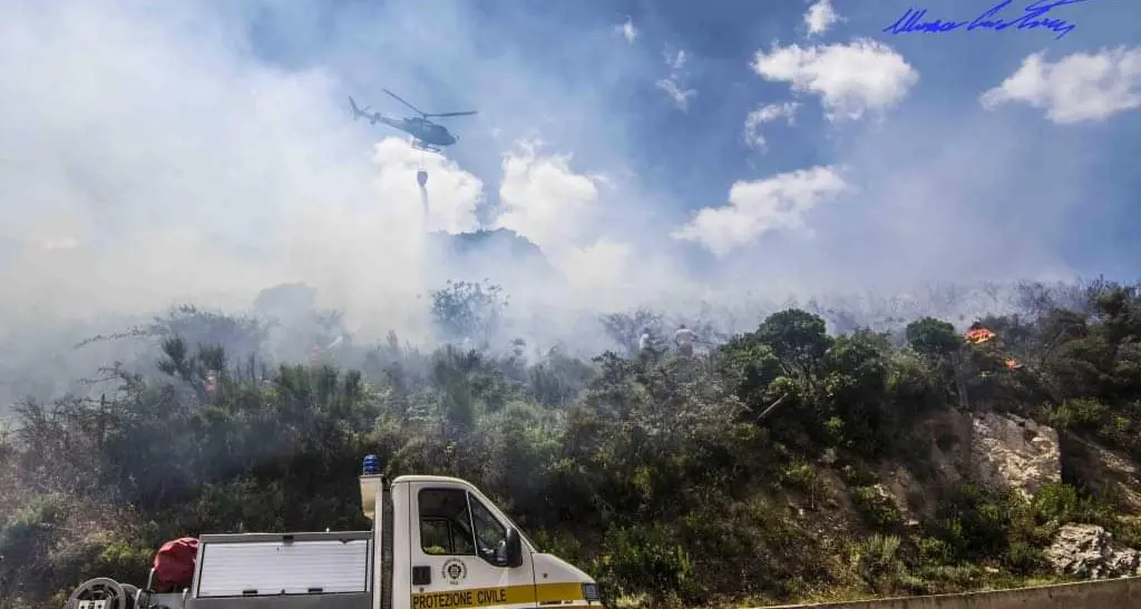 Ancora incubo incendi: mezzi aerei della Forestale in azione a Orroli, Vallermosa, Carbonia e Quartu Sant'Elena