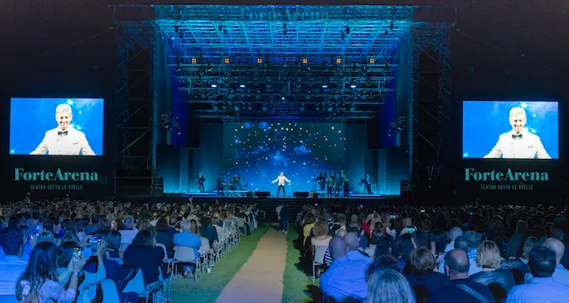 Fiorello, due ore di risate e spensieratezza alla Forte Arena