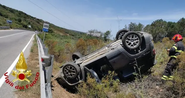 Arzachena. Auto si ribalta sulla Statale 125