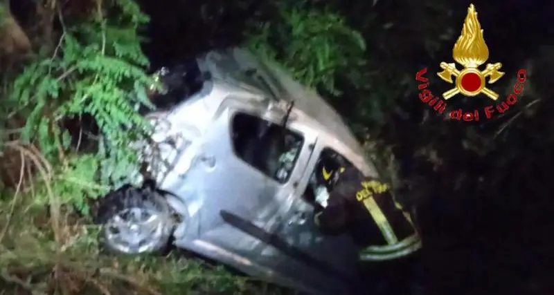 Nuoro. Fuori strada con l'auto: precipitano in un dirupo. Tre giovani all’ospedale