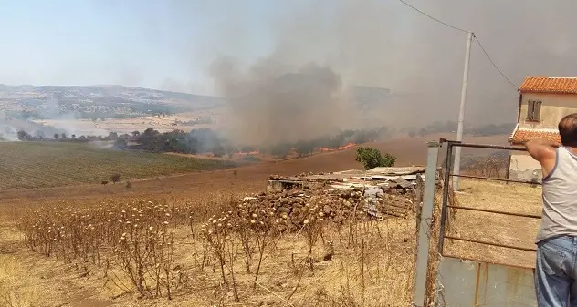 Fiamme tra Bonorva e Torralba, sul posto quattro elicotteri