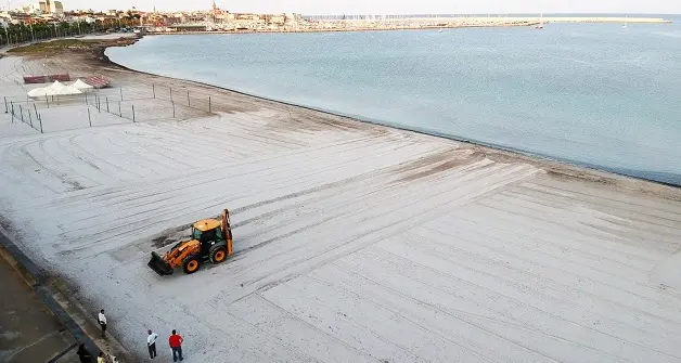 Torna a risplendere la spiaggia di San Giovanni. Il Comune: “Primi risultati positivi”